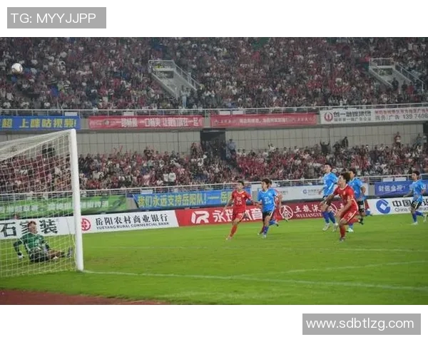 大爷热情喊话足球巨星助阵比赛现场气氛火爆引发全场欢呼